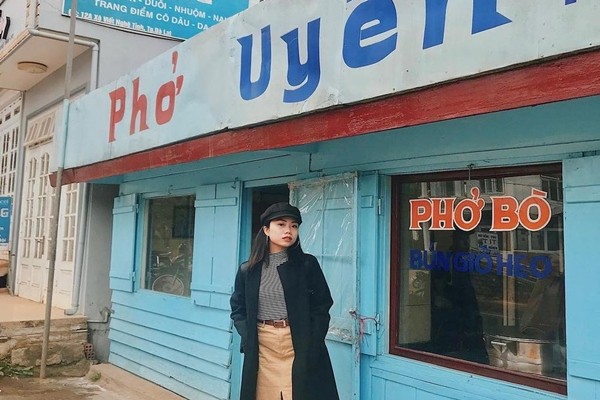 Quán phở nổi bật giữa một góc nhỏ - Ảnh: @ thaooo.p.