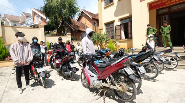 Các "quái xế tuổi teen" cùng những chiếc xe độ chế - Ảnh: Đức Thọ