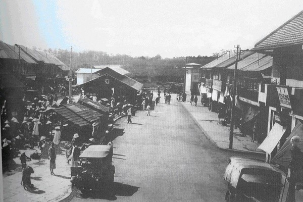 Những cửa hàng nằm san sát nhau 2 bên đường