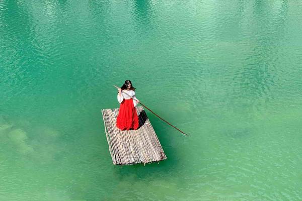 Ho Nuoc Mau Ngoc Bich