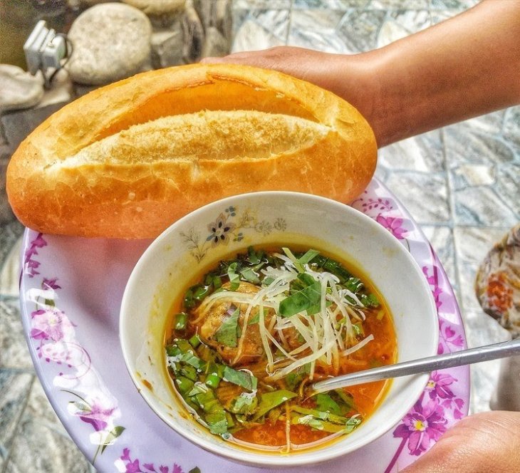 Bánh mì xíu mại - một trong những đặc sản của Đà Lạt