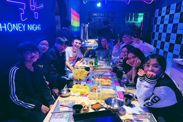 Quán nhậu hiện đại nhưng vẫn ấm cúng