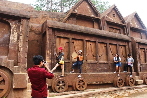 Tham Quan Duong Ham Dat Set