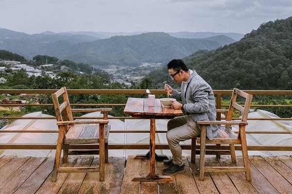 Một chiều mưa tại quán