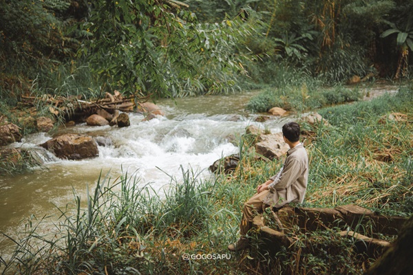 Con suối róc rách