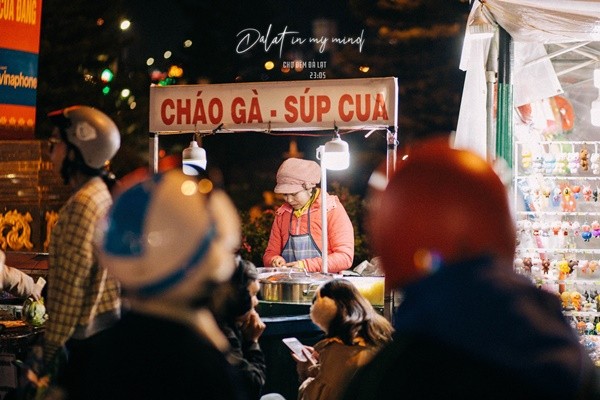 Các quán ăn hoạt động rất khuya