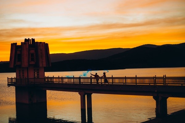 Đến hoàng hôn cũng chợt buồn hơn 