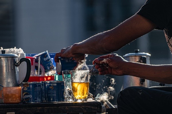 Nhâm nhi tách cà phê đầu ngày