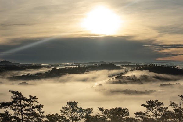 Mây ngập tràn thành phố lúc sáng sớm
