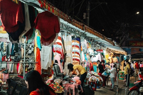 Thành phố nhộn nhịp về đêm