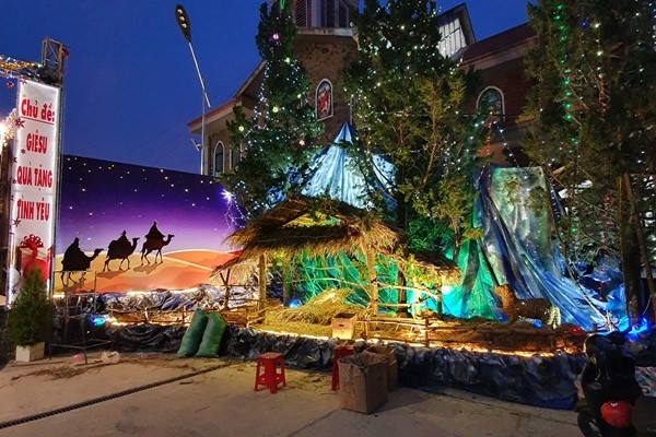 Hang đá là thứ không thể thiếu vào dịp Giáng Sinh