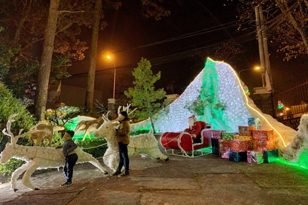 Nhà thờ trang trí nhiều tiểu cảnh dễ thương