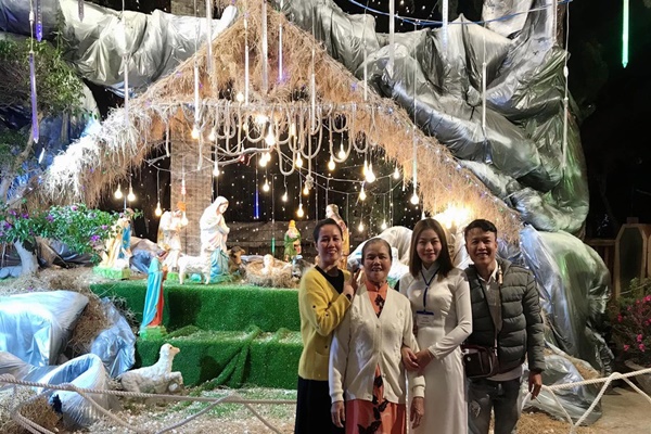 Mọi người quây quần bên nhau đêm Giáng Sinh