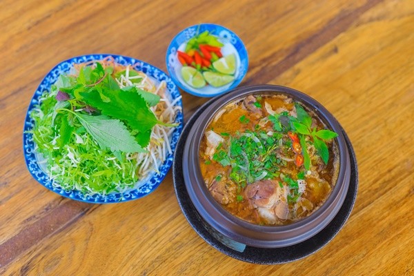 Một phần bún bò Huế bình thường