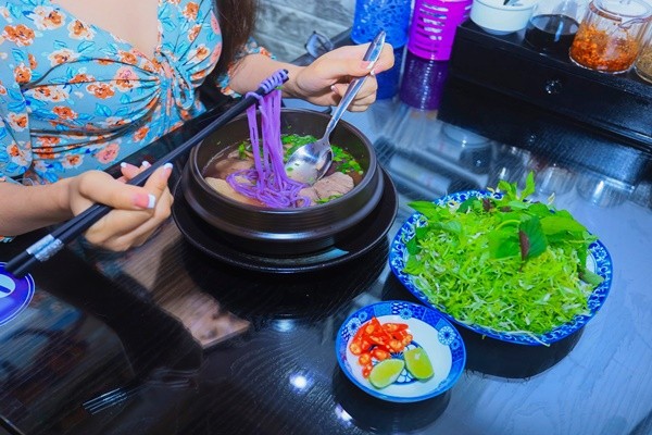 Thưởng thức món bún bò tím thơm ngon