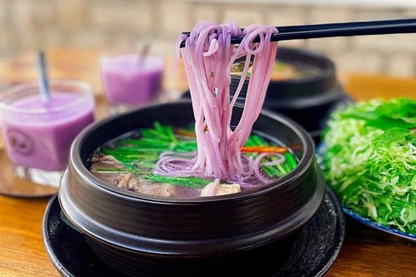 Bún bò tím Đà Lạt gây sốt cộng đồng mạng