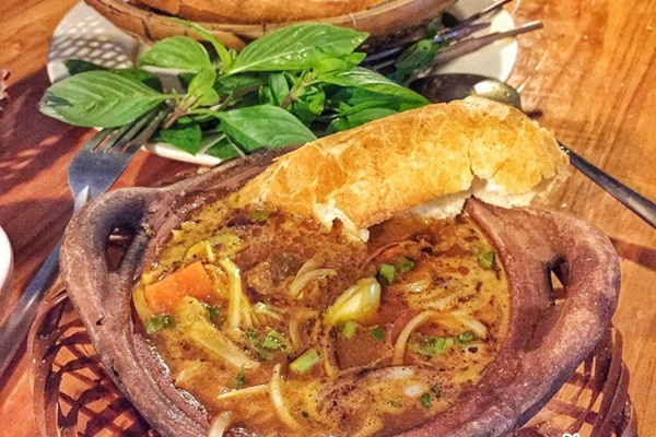 Cà ry nóng hổi vừa thổi vừa ăn