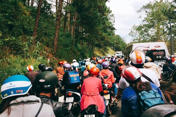 Đèo Prenn thường xuyên xảy ra tình trạng kẹt xe