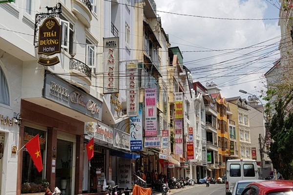 Một con đường khách sạn tại Đà Lạt