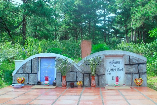 Đồi thông hai mộ bên bờ hồ Than Thở