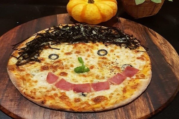 Bánh ở đây được nướng bằng lò củi