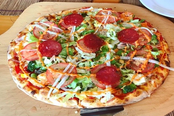 Chiếc bánh giòn thơm ngập tràn topping