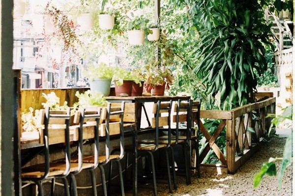 An cà phê sở hữu không gian thoáng đãng, yên bình