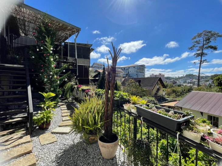 Khong Gian Ben Ngoai Nha Long Coffee Da Lat