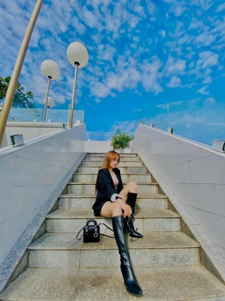 chụp ảnh check in ở lối lên quán tasty