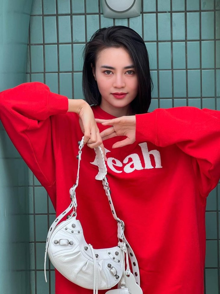 check in khung cửa Tasty