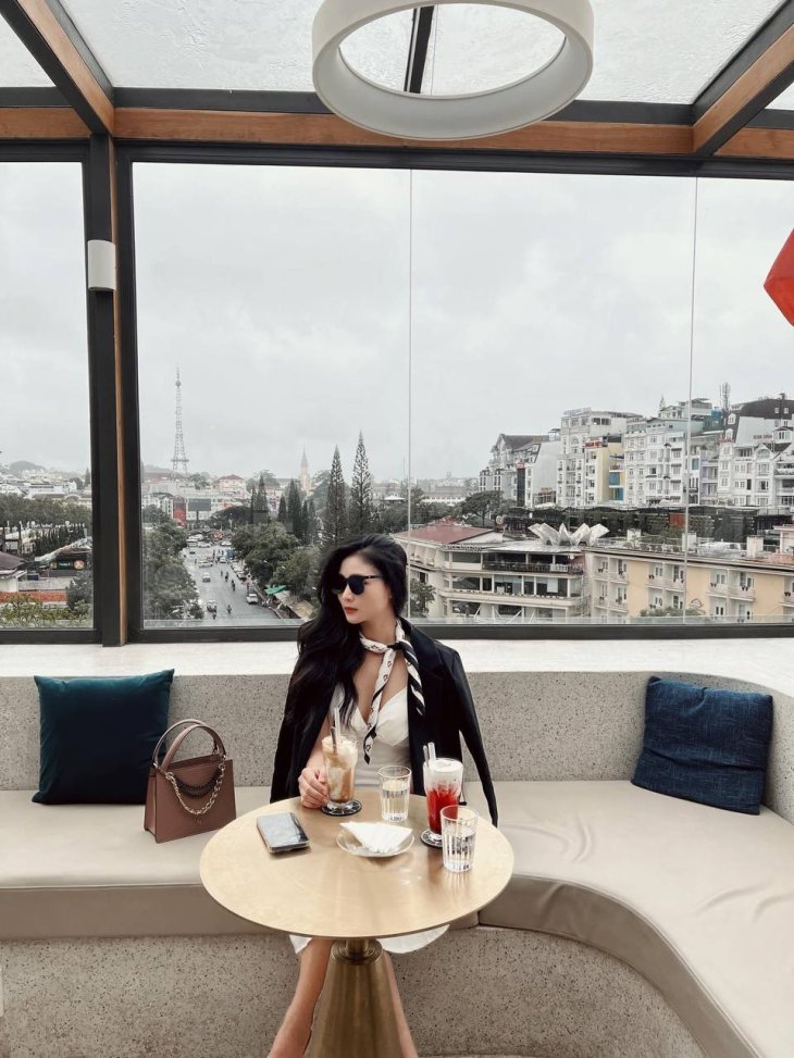 outfit đi đà lạt kèm phụ kiện