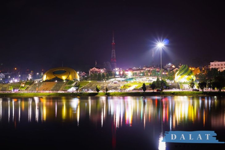 ngắm Đà Lạt về đêm bên hồ Xuân Hương