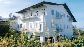 Trải nghiệm lưu trú tại biệt thự trắng sang trọng tựa châu Âu