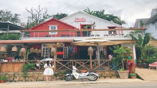 CỬA SỔ LỚN NHÌN RA PHỐ CỔ VỚI TÁCH CÀ PHÊ TRUYỀN THỐNG NGHI NGÚT KHÓI