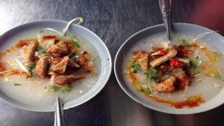 Độc đáo hàng cháo chả cá hơn 40 năm ở Đà Lạt