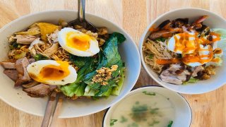 Thưởng thức mì trộn trứng lòng đào nức tiếng tại Đà Lạt