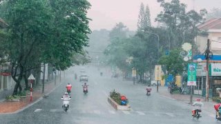 Đà Lạt đón cơn mưa đầu mùa - Thành phố thêm nét buồn miên man