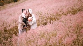 Lụi tim trước đồi cỏ hồng đẹp như tranh vẽ ngay hồ Tuyền Lâm