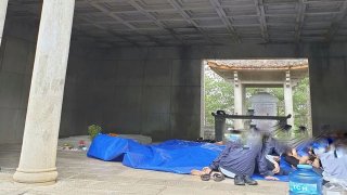 Phẫn nộ trước hình ảnh nhóm người tụ tập ăn nhậu trên lăng Nguyễn Hữu Hào