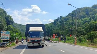 Lâm Đồng: Xe máy va chạm với xe tải, đèo Chuối bị ách tắc cục bộ