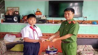 Lâm Đồng: Học sinh lớp 6 nhặt được gần 10 triệu đồng, bàn giao cho công an tìm lại chủ nhân đã đánh mất