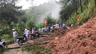Đà Lạt sạt lở trong mưa lớn, lập tức di dời hàng chục du khách