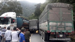 Ba ô tô va chạm liên hoàn trên đèo Bảo Lộc gây ách tắc nhiều km