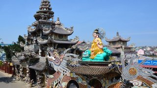 Chùa Linh Phước Đà Lạt - Ngôi chùa sở hữu 11 kỉ lục bật nhất Việt Nam