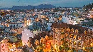 Vẻ đẹp mơ màng của tòa lâu đài cổ Saphir Dalat Hotel