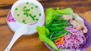 Bún bò màu tím ở Đà Lạt khiến thực khách sửng sốt