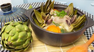 Ghé Đà Lạt đừng quên thưởng thức món ăn gây 'nghiện' - canh atiso hầm giò heo