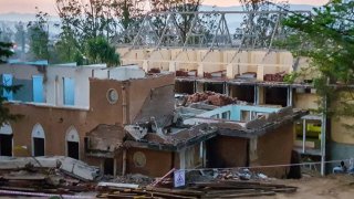 Sàn nhà cổ đang sửa chữa bất ngờ đổ sập, 2 công nhân tử nạn