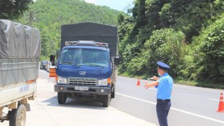 Lâm Đồng: Phát hiện người trốn trong thùng xe để qua mặt chốt kiểm dịch tại đèo Chuối