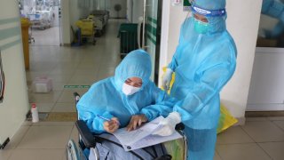 Lâm Đồng: 2 bệnh nhân chữa khỏi Covid-19 đầu tiên xuất viện